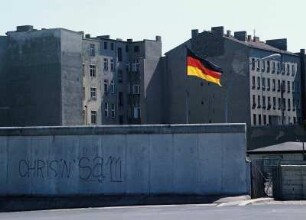 Deutsch-deutsche Grenze : Mauer am Grenzübergang Bornholmer Straße.