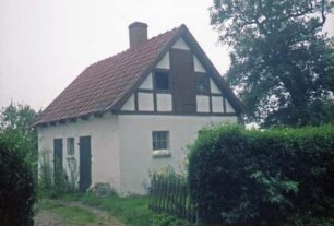 ehemaliges Gut Trenthorst-Wulmenau: Wulmenau 13: Nebengebäude: Traufseite mit Türen: Giebelseite