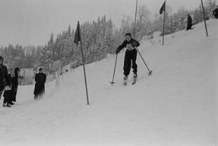 Pioniere beim Wettkampf im Skislalom : Teilnehmer bei der Abfahrt