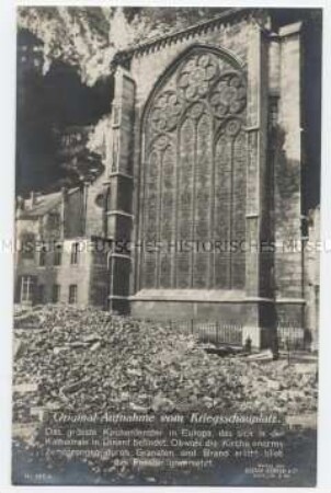 Unzerstörtes Kirchenfenster an der Kathedrale zu Dinant