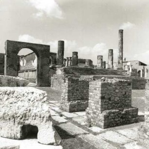 Pompeji. Zeus-Tempel. Blick von der Südwestseite des Forums