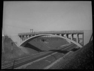 Brücke über Gleise (vermutl. zwischen Zuffenhausen und Kornwestheim in Richtung Kornwestheim) beim viergleisigen Ausbau der Strecke