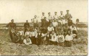 Deutsche Soldaten mit Spaten
