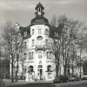 Dresden-Trachau, Hildesheimer Straße 66. Wohnhaus mit Kant-Apotheke (um 1900). Eckansicht mit Fassade Am Trachauer Bahnhof