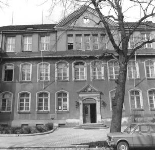 Dresden-Leuben, Dieselstraße 55. 66. Polytechnische Oberschule (66. Mittelschule, 1894, Erweiterung 1910 und 1923). Straßenfront mit Haupteingang