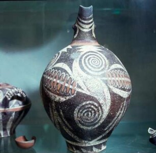 Iraklion. Archäologisches Museum. Krug mit Doppelspirale. Aus Phaistos. Kamarés-Stil
