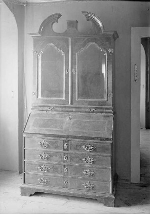 Schreibschrank (geschlossen). Nußbaum, furniert. Sachsen, 1720/1730. Moritzburg: Schloss Moritzburg, Möbel-Vorrat