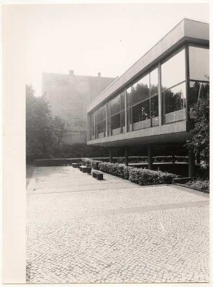 Rathaus, Berlin-Wedding: Vorplatz mit Blick auf den Flachbau