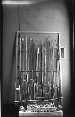 Ausstellung im alten Museum ehem. Königgrätzer Str.* (Süd Asien ?), 1935, Kat. Riebeck - Wand mit Speeren