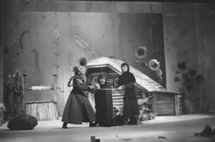 Szenenbilder aus "Das Rübchen", Theaterstück von Pawel Maljarewski nach dem Märchen "Repka“. Aus dem Russischen und Bearbeitung von Horst Hawemann und Peter Ensikat. Theater der Freundschaft Berlin, 29.11.1969