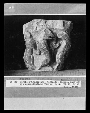 Fragment eines Kapitells mit gegenständigen Tieren