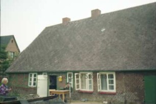Alte Dorfstraße 8: Backsteinkate: Traufseite mit Wohntrakt, Eingangstür, Stalltür