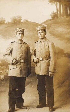 Studioporträt von zwei Soldaten aus den 1. Weltkrieg