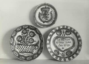 Drei Schmuckteller : 2 Schüsseln, Rechte datiert 1778, Lausitz (Inv.Nr. C 263) und ein Teller mit kursächsischem Wappen, sächsisch, 1. Drittel 19. Jh. (Inv.Nr. C 245)