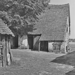 Spreewald um 1940. Blockhaus eines Hofes im Spreewald. : Błóta wokoło 1940. Kładźity twar statoka w Błótach.