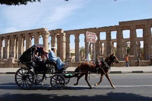 Luxor - Kutsche am Nilufer : Luxor, Kutsche mit Touristen auf der Nil-Uferstraße vor dem Luxortempel, aufgenommen 2006