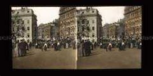 Passanten und Gebäude am Trafalgar Square, London