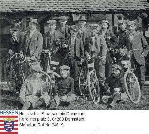 Darmstadt, Arbeiter-Radfahrer-Bund 'Solidarität', Ortsgruppe Darmstadt / Gruppenaufnahme der Mitglieder auf einem Fahrrad-Ausflug