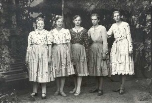 Ausgangstracht aus Burg : Kleidung - niedersorbische Tracht. Ort: Bórkowy / Burg-Spreewald. Ausgangstracht der jungen Mädchen (letzte Trachtenträgergeneration)