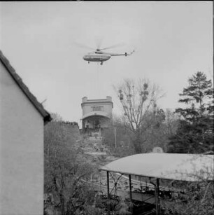 Hubschrauber Mi 8 der Interflug über der Bergbahntrasse beim Absetzen der Last