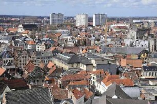 Gent - Stadtübersicht : Blick vom Belfried-Glockenturm über die Altstadt zu den Hochhäusern der Neustadt, aufgenommen in Gent am 1. April 2010
