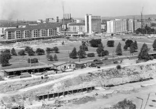 Dresden. Blick vom Studentenhochhaus an der Christianstraße nach Westen über die Baustelle der Prager Straße, links die Neubauten an der Reitbahnstraße, rechts die Neubauten an der Otto-Nuschke-Straße auf das Kraftwerk Mitte im Hintergrund : Dresden, Baustelle Prager Straße, 1965