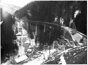 Alter Viadukt und halb fertige Pfeiler des neuen Viaduktes im Schnee