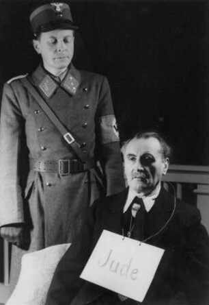 Die Schauspieler Willy Maertens (1893-1967) und Reinhold Nietschmann (1907-1971) während einer Aufführung des Theaterstückes "Professor Mamlock" im Thalia-Theater Hamburg
