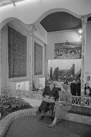 Messebesucher im Gespräch in der Ausstellungshalle Bulgariens