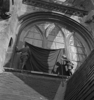 Franz Prinz von Sayn-Wittgenstein (links) und Hans-Adalbert von Stockhausen (rechts) beim Verdunkeln eines Chorfensters der Kathedrale Saint-Julien in Le Mans (Aufnahme im Rahmen der Fotokampagne im besetzten Frankreich)
