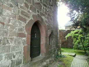 Langhaus (romanisch gegründet) im Nordnordwesten mit Eingang und vermauertem romanischem Typanon (ehemals romanischer Eingang gotisch ersetzt) in Übersicht