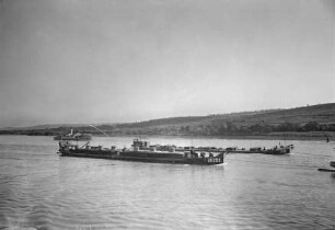 Schleppkähne auf der Donau