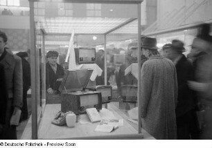 Vitrine mit Radioempfangsgeräten mit Plattenspieler