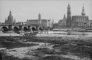 Dresden. Blick vom Neustädter Elbufer mit Flussschwimmbad über die Augustusbrücke auf Frauenkirche, Sekundogenitur, Ständehaus, Georgentor und Katholische Hofkirche