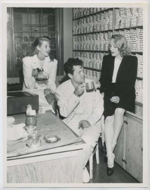 Rita Hayworth, Orson Welles und Marlene Dietrich im KFWB Rundfunkstudio, Meldung von der Kapitulation Japans (Los Angeles, August 1945) (Archivtitel)