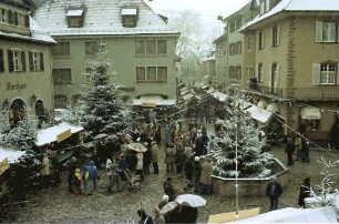Staufen: Weihnachtsmarkt; Marktplatz vom Rathaus aus gesehen