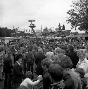 Schützen- und Volksfest: Veranstalter Heimatring und Ahrensburger Schützengilde: Volksfestplatz an der Stormarnstraße: Karusselle und Buden: Spielmannszug und Besucher, 20. August 1977