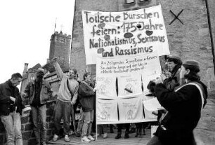 175. Jahrestag des Wartburgfestes der deutschen Burschenschaften, gefeiert auf der Wartburg. Die Wartburg ist eine Burg in Thüringen, über der Stadt Eisenach am nordwestlichen Ende des Thüringer Waldes. hier: Portestveranstalung politisch andersdenkender Studenten vor der Burg