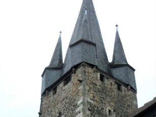Evangelische Kirche - Kirchturm (frühgotisch 13 Jhd) von Nordwesten-Obergeschoß (ehemals Wehrplattform) mit Schießscharten (Büchsenscharten) und Dach-Eckerkern in Übersicht