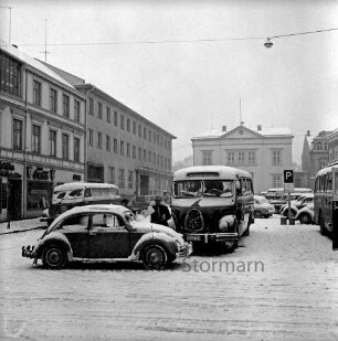 Markt: parkende Busse und Autos im Winter: im Hintergund rechts das Stadthaus, mittig das Rathaus, links die Kreissparkasse