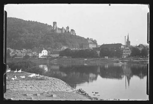 Blick von Kreuzwertheim (Mainufer) über den Main auf die Packhofstraße und Burg