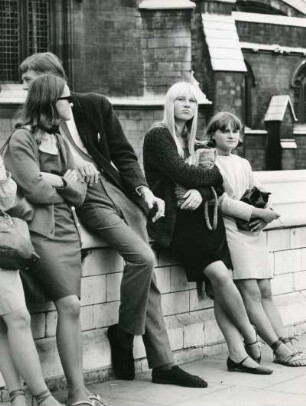 London. Straßenszene. Treffpunkt junger Menschen