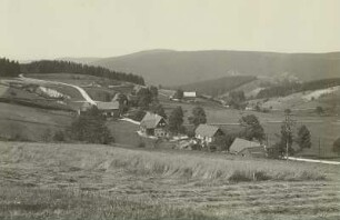 Altenberg-Schellerhau. Ortsansicht von Schellerhau. Blick über ein Feld