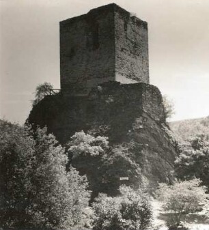 Rheinland. Rheintal. Ruine der Burg Sterrenberg. Bergfried