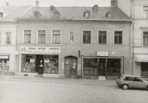 Doppelwohnhaus in Markneukirchen : Markneukirchen (Vogtlandkreis), Doppelwohnhaus mit Läden (um 1840), Unterer Markt 20/18, Straßenfront