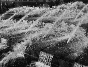 Hamburg. Internationale Gartenbauausstellung auf dem Gelände von Planten un Blomen 1963. Wasserspiel