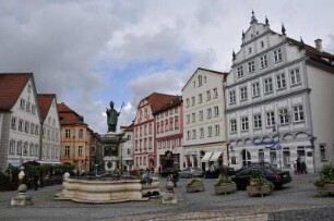 Marktplatz in Eichstätt : Blick auf den Marktplatz mit Marktbrunnen. Aufgenommen in der Universitätsstadt Eichstätt am 22. Mai 2009