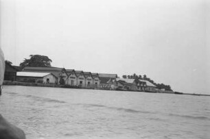 Der Hafen von Benkulu : Blick über Wasser auf eine Hafenlandschaft