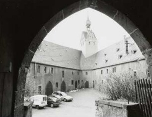 Schloss Rochsburg, Blick vom Haupteingang zur Kernburg nach Westen in den Wirtschaftshof mit Pulverturm