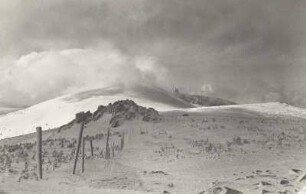 Polen, Karkonosze (Riesengebirge), Kammweg mit Orientierungsstangen mit Blick zur Schneegrubenbaude